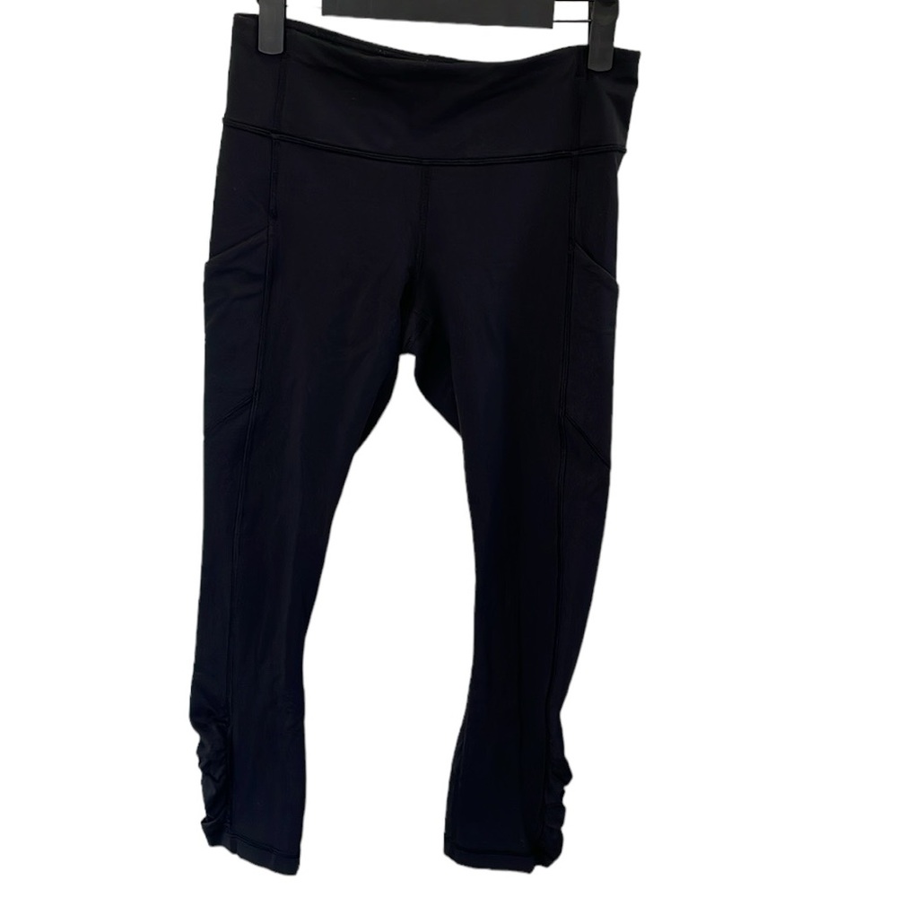 Lululemon black ruched athletic 3/4 length leggings. Size 6